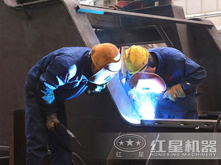 車間生產(chǎn)加工移動(dòng)破碎機(jī)，每一臺(tái)設(shè)備都是匠心打造